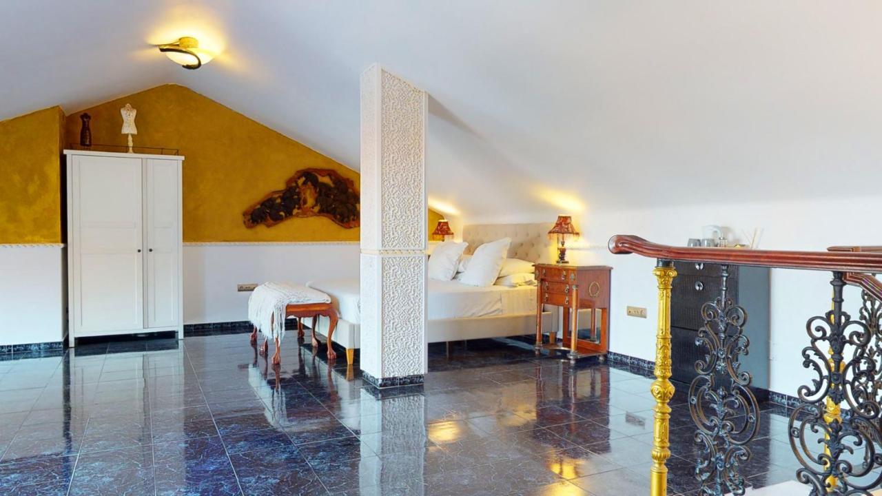 Majestic By The Heated Private Pool & Jacuzzi Villa