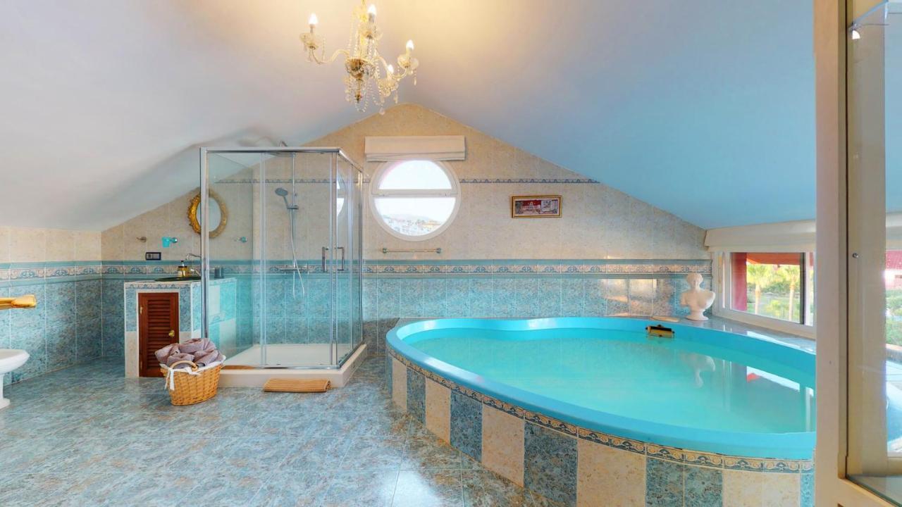 Majestic By The Heated Private Pool & Jacuzzi