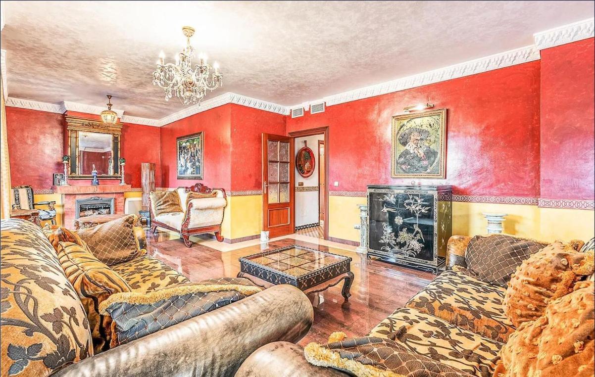 Majestic By The Heated Private Pool & Jacuzzi Villa